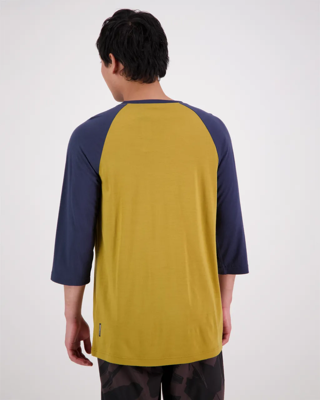 100582-1169-721 - Tarn Merino Shift Raglan 3/4 - Cumin / Midnight - Mens
