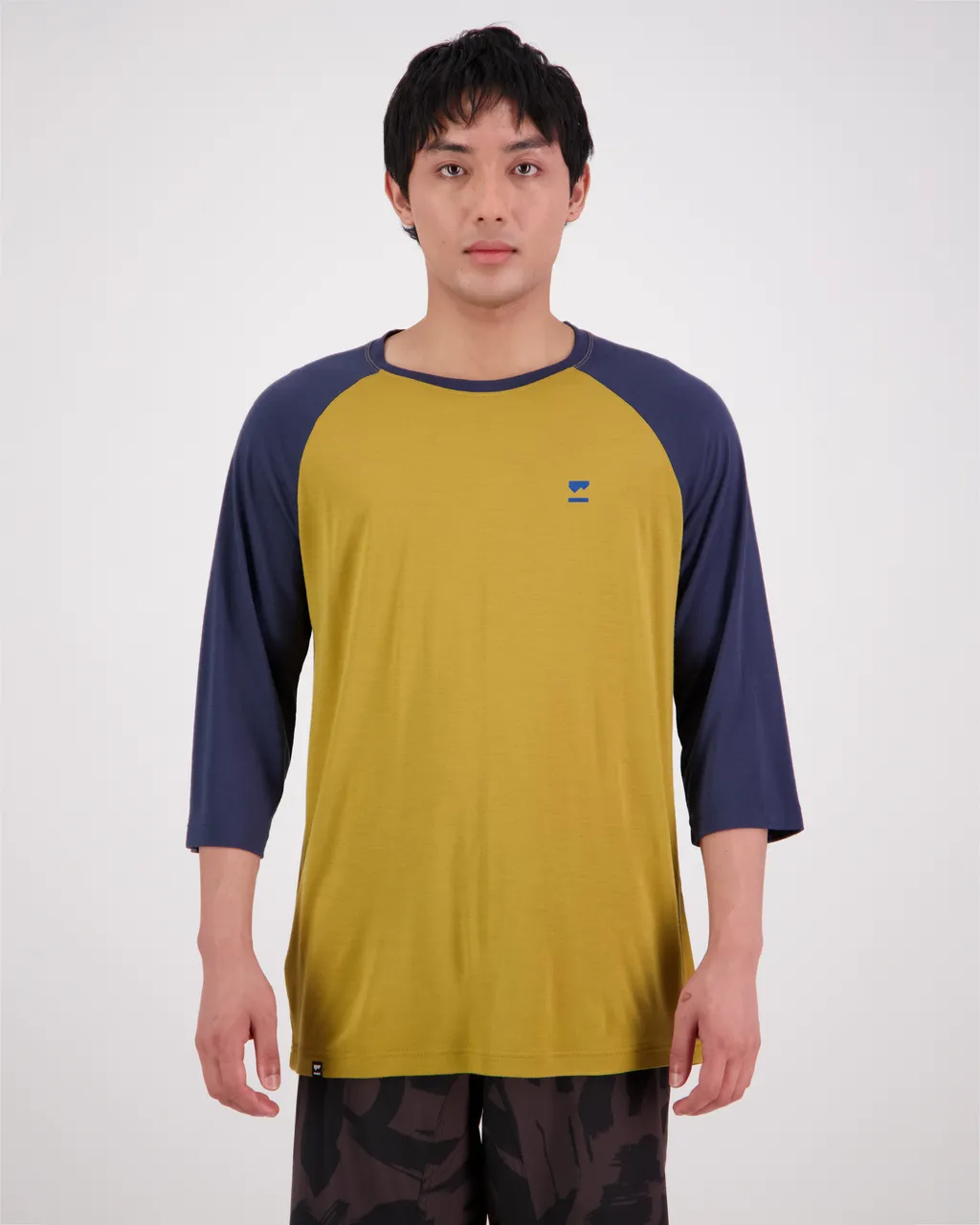 100582-1169-721 - Tarn Merino Shift Raglan 3/4 - Cumin / Midnight - Mens
