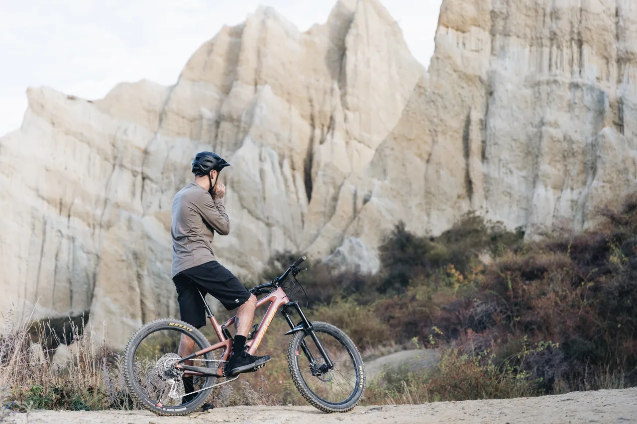 Mons_SS23_Insitu_Bike_1319_redwood_100308-1165-751_virage_100441-1169-001