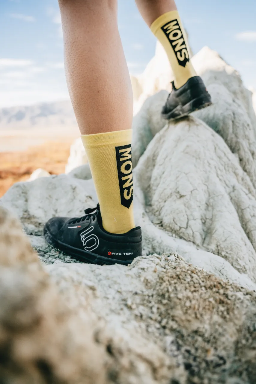 Mons_SS23_Insitu_Accessories-2659_bike_lemonade_sock_100553-1192-326