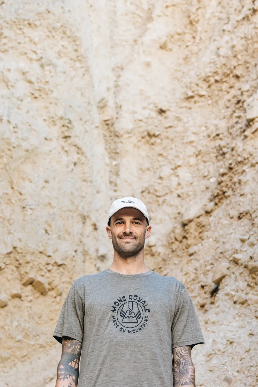 Mons_SS23_Insitu_621_outdoor_1000557-1203-021_100634-1171-589_zephyr