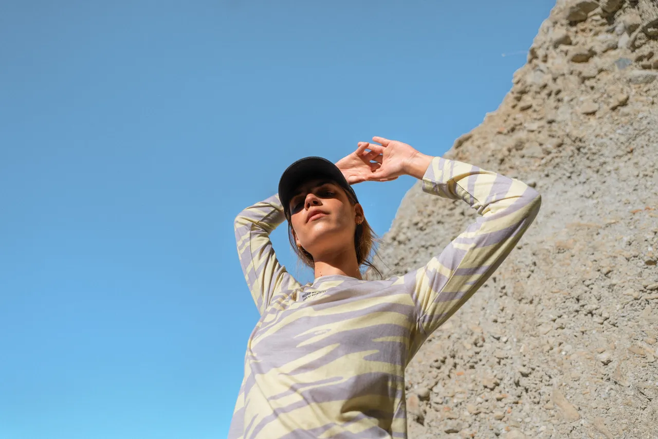 Mons_SS23_Insitu_Women-178_outdoor_limelight_100462-2208-594