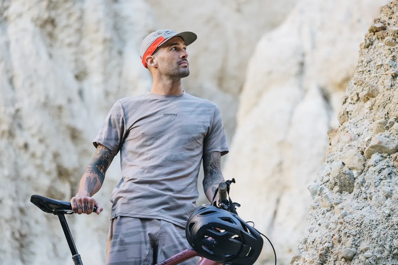 Mons_SS23_Insitu_Women_Bike_Tarn_7_1