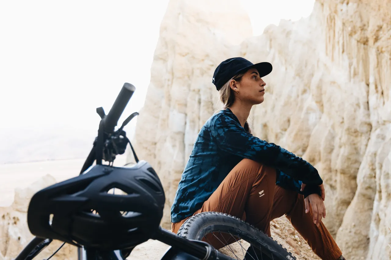Mons_SS23_Insitu_Women_Bike_941_100448-1208-766_100592-1169-762