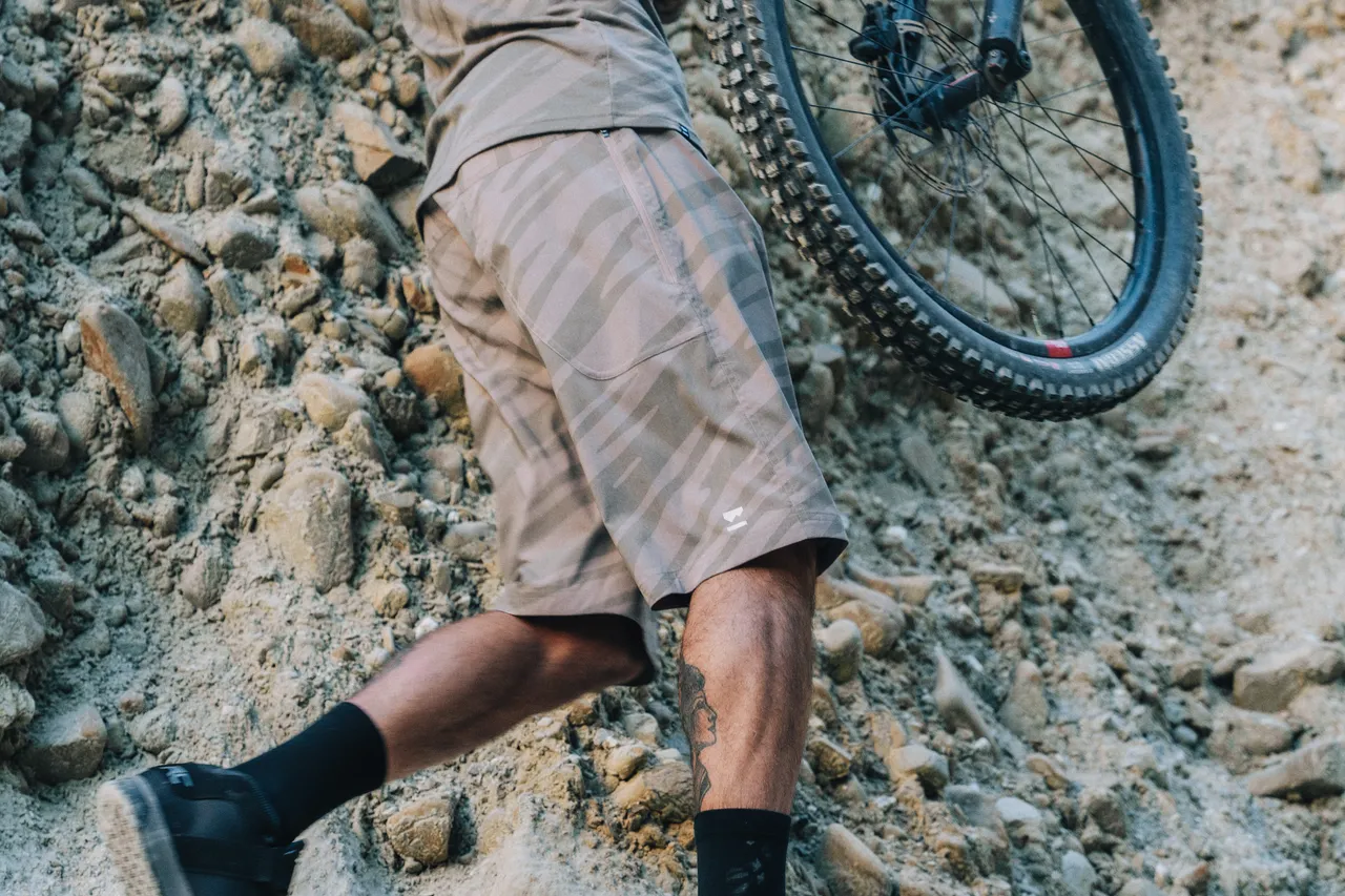 Mons_SS23_Insitu_Men-659_bike_undercovercamo_virage_100441-2169-756_icon_100275-2208-756