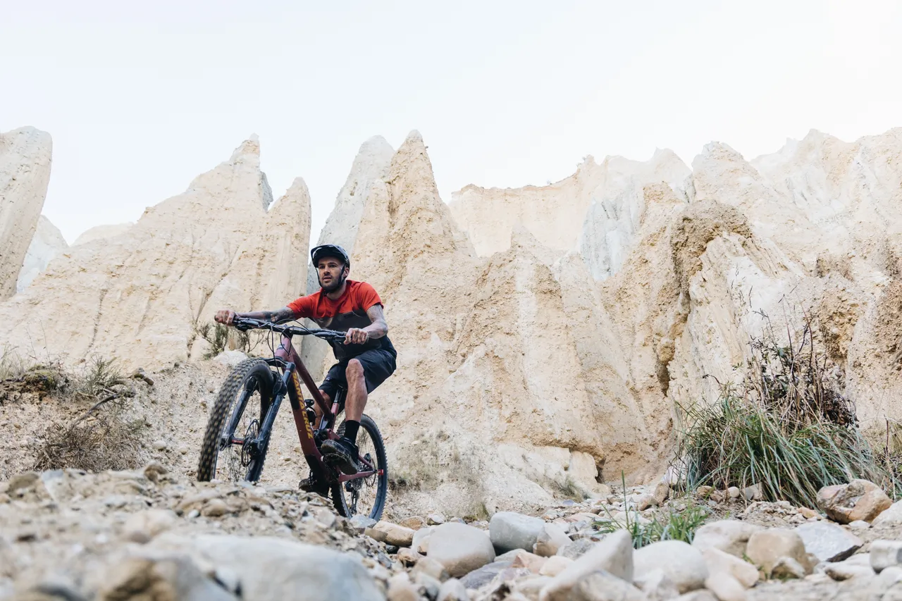 Mons_SS23_Insitu_Bike_1629_Redwood_100144-1171-274