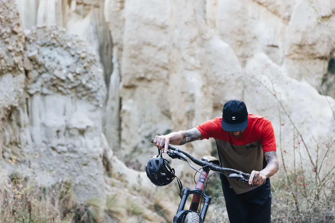 Mons_SS23_Insitu_Bike_1516_Redwood_100144-1171-274