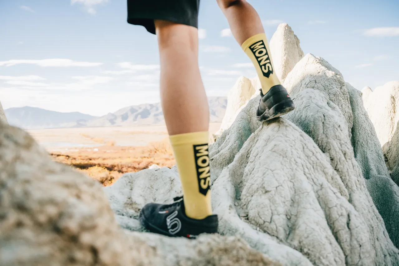 Mons_SS23_Insitu_Accessories-2664_bike_lemonade_sock_100553-1192-326