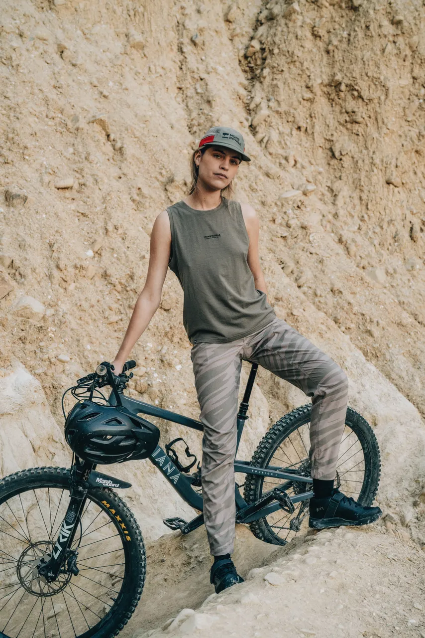 Mons_SS23_Insitu_Women-1164_bike_100443-1208-751_100592-2169-756_100580-1171-306_icon