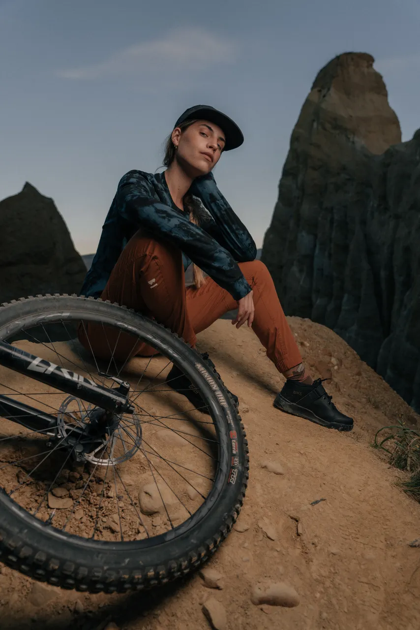 Mons_SS23_Insitu_Women-1715_bike_100448-1208-766_100592-1169-762_icon