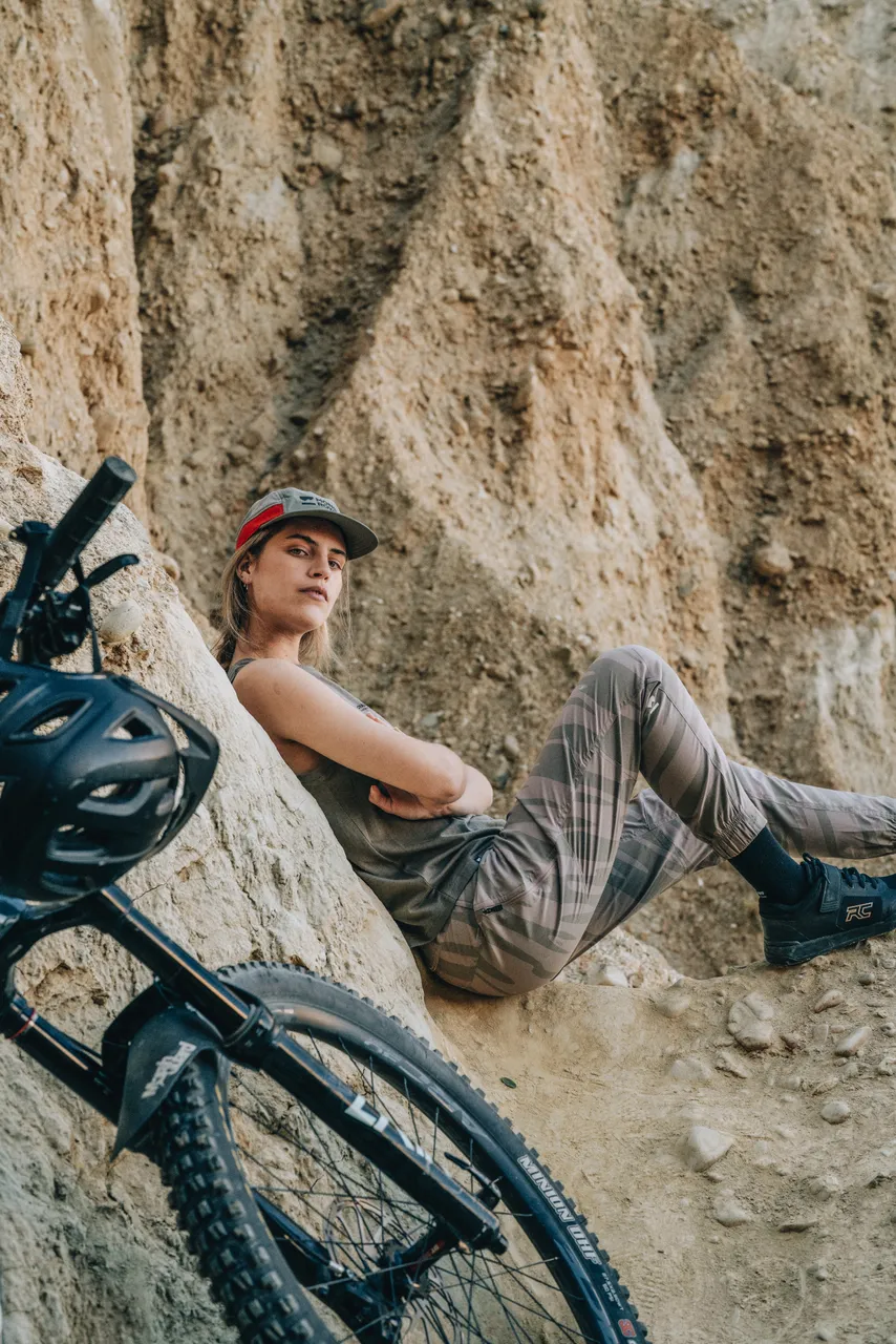 Mons_SS23_Insitu_Women-1115_bike_100443-1208-751_100592-2169-756_100580-1171-306_icon