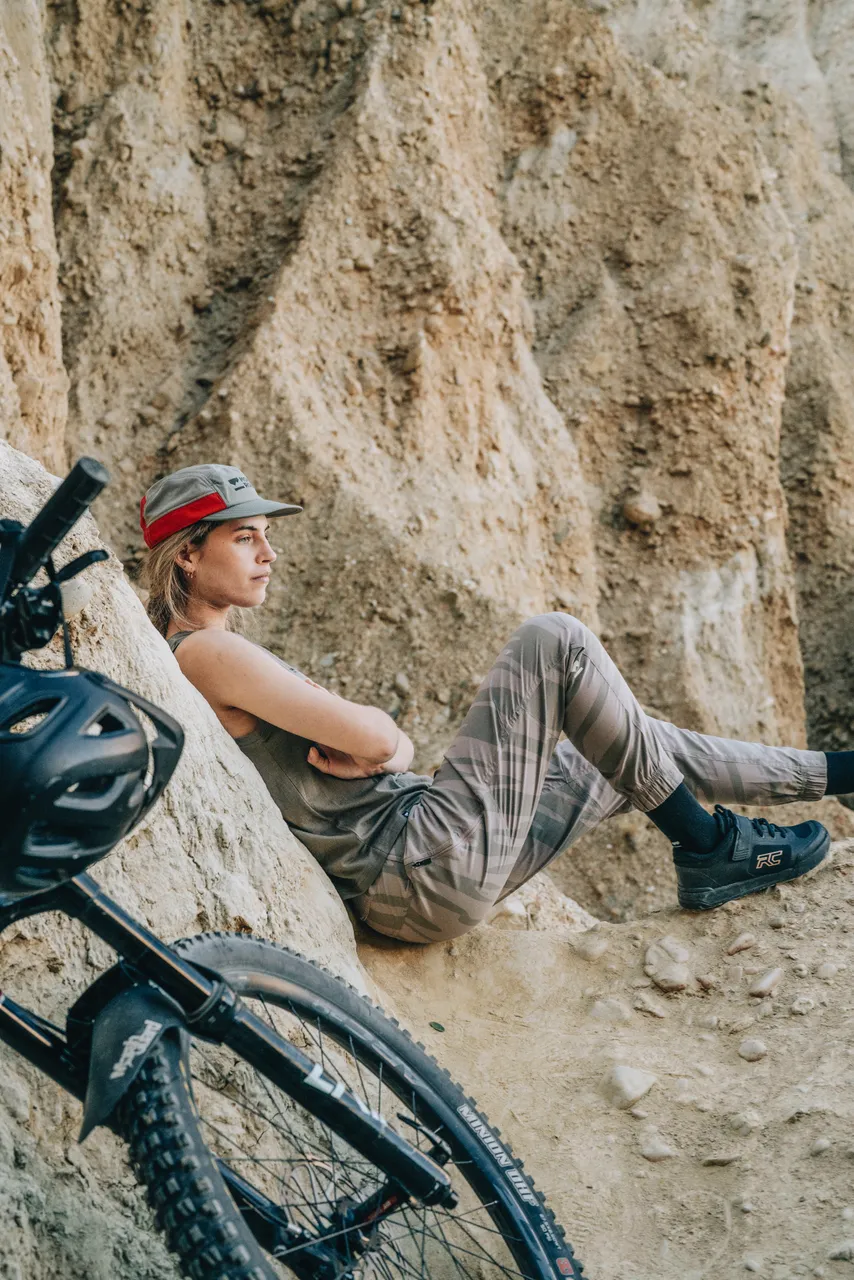 Mons_SS23_Insitu_Women-1112_bike_100443-1208-751_100592-2169-756_100580-1171-306_icon