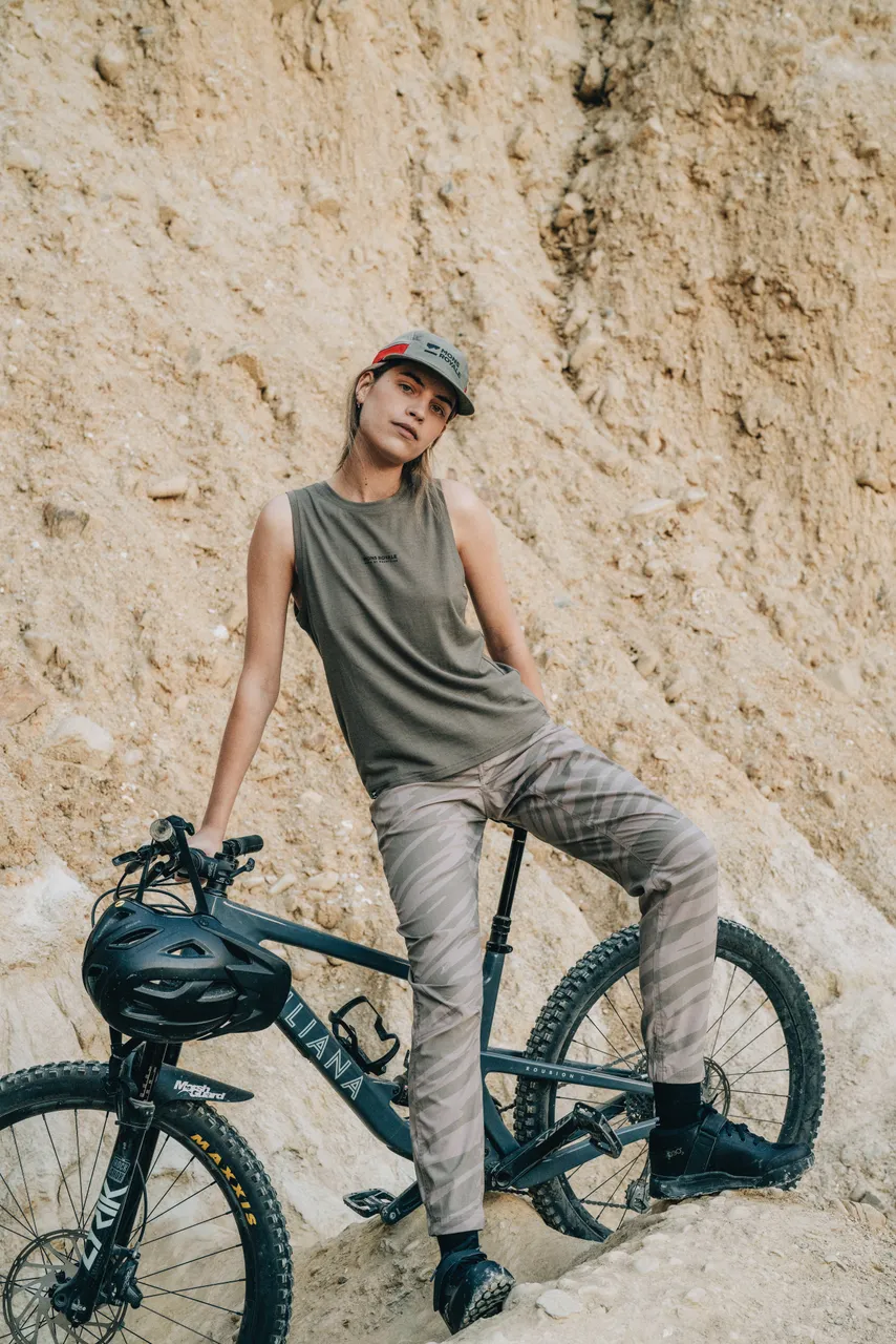 Mons_SS23_Insitu_Women-1193_bike_100443-1208-751_100592-2169-756_100580-1171-306_icon