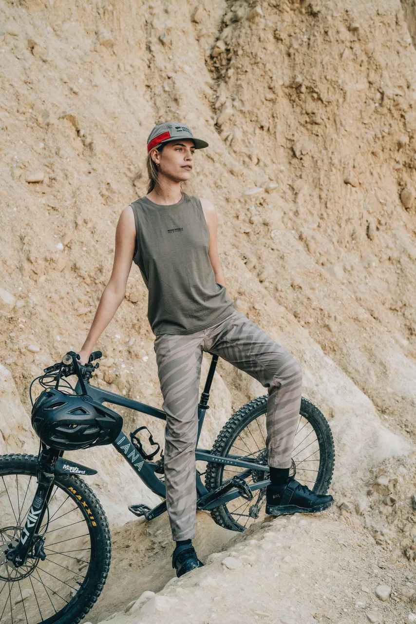 Mons_SS23_Insitu_Women-1167_bike_100443-1208-751_100592-2169-756_100580-1171-306_icon