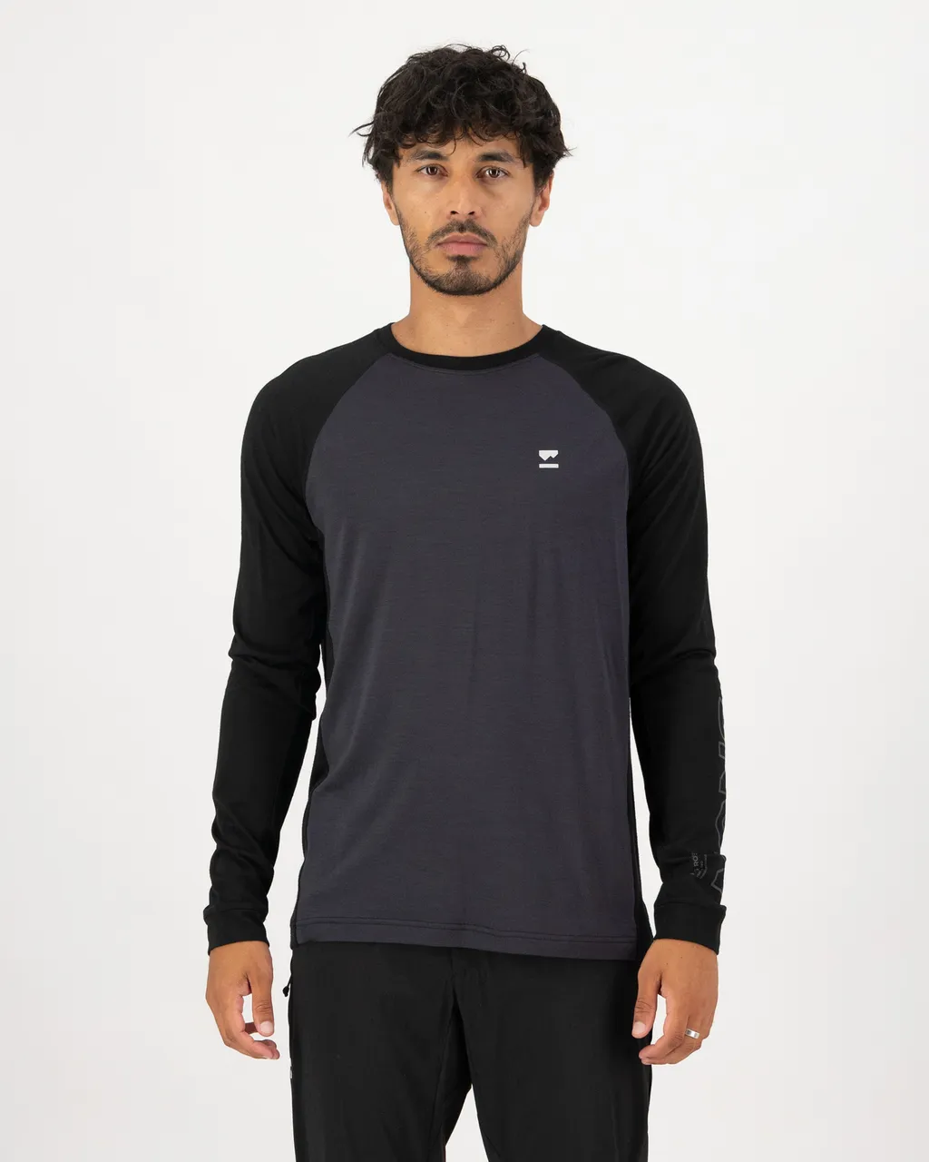 100790-1169-899-101 Mens Tarn Merino Long Sleeve 9 Iron / Black