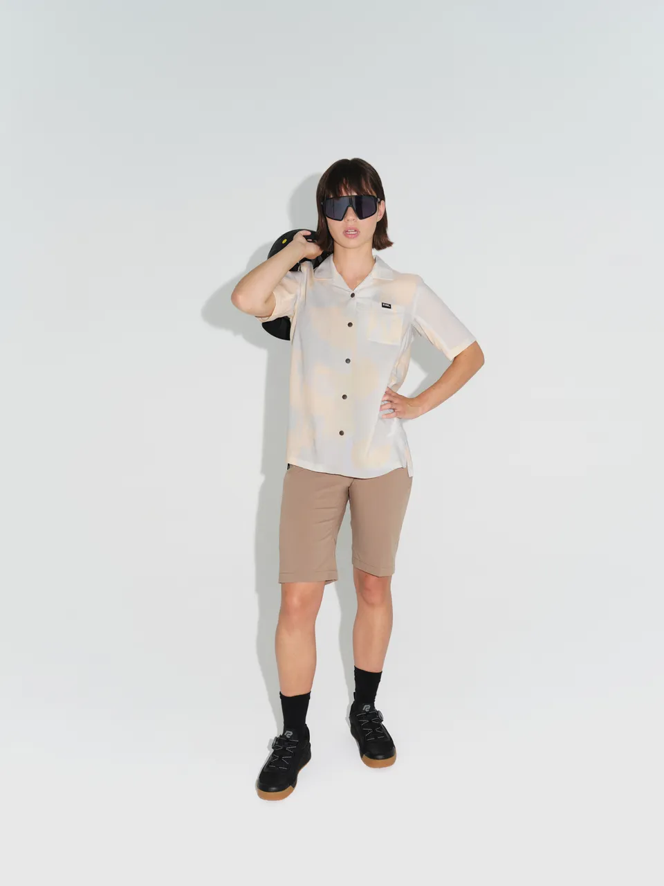 MONS_R127_Studio_KeyLooks_BikeOutdoor_W1_1724