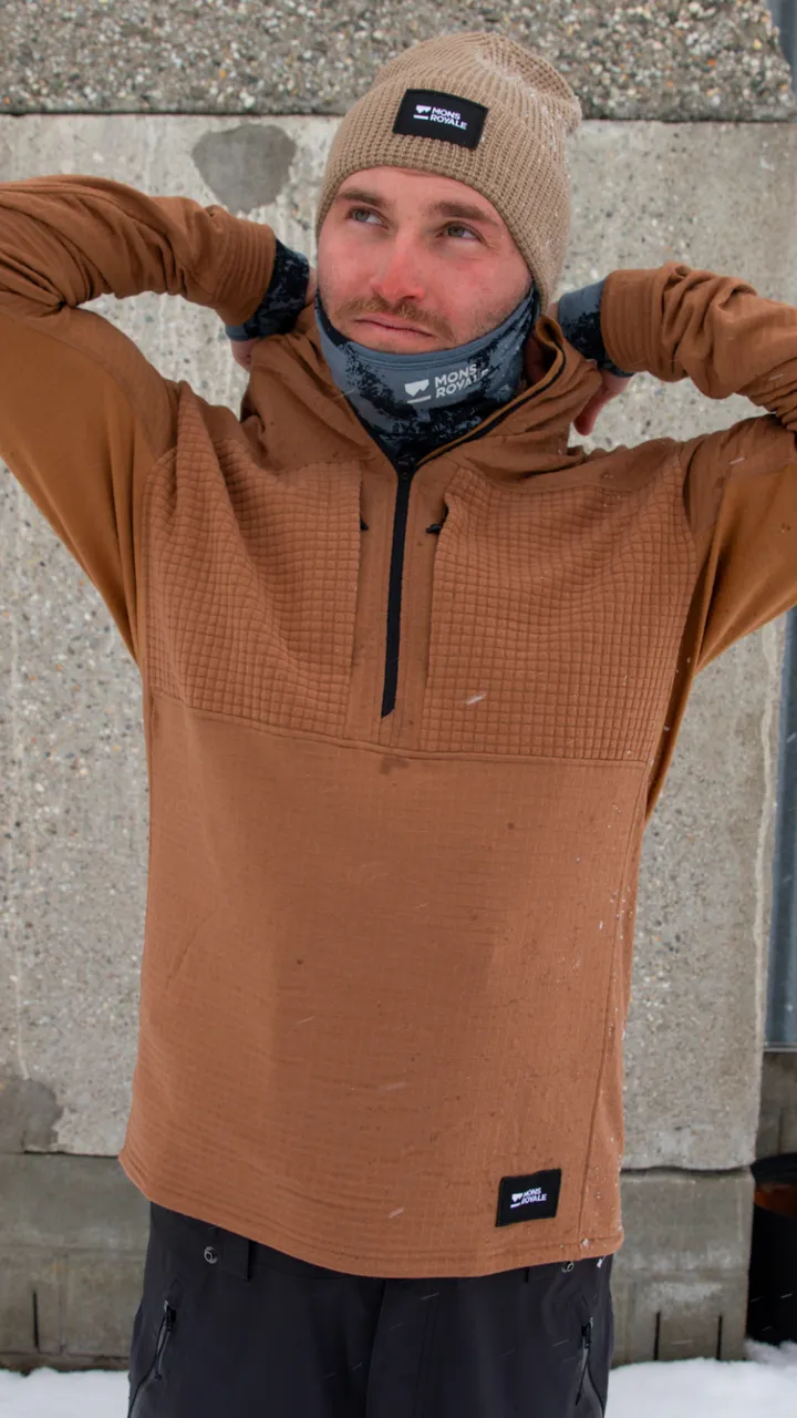 R2-25_GrowthAds_OffGrid_HalfZip_Toffee_M_Blank_Insitu_03_9x16