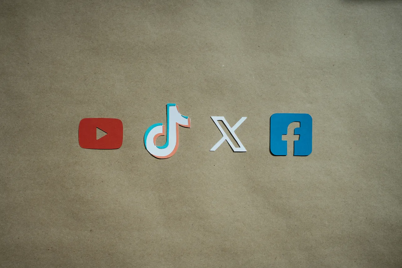 kelly-sikkema-KSl-dkCha14-unsplash (digital branding)