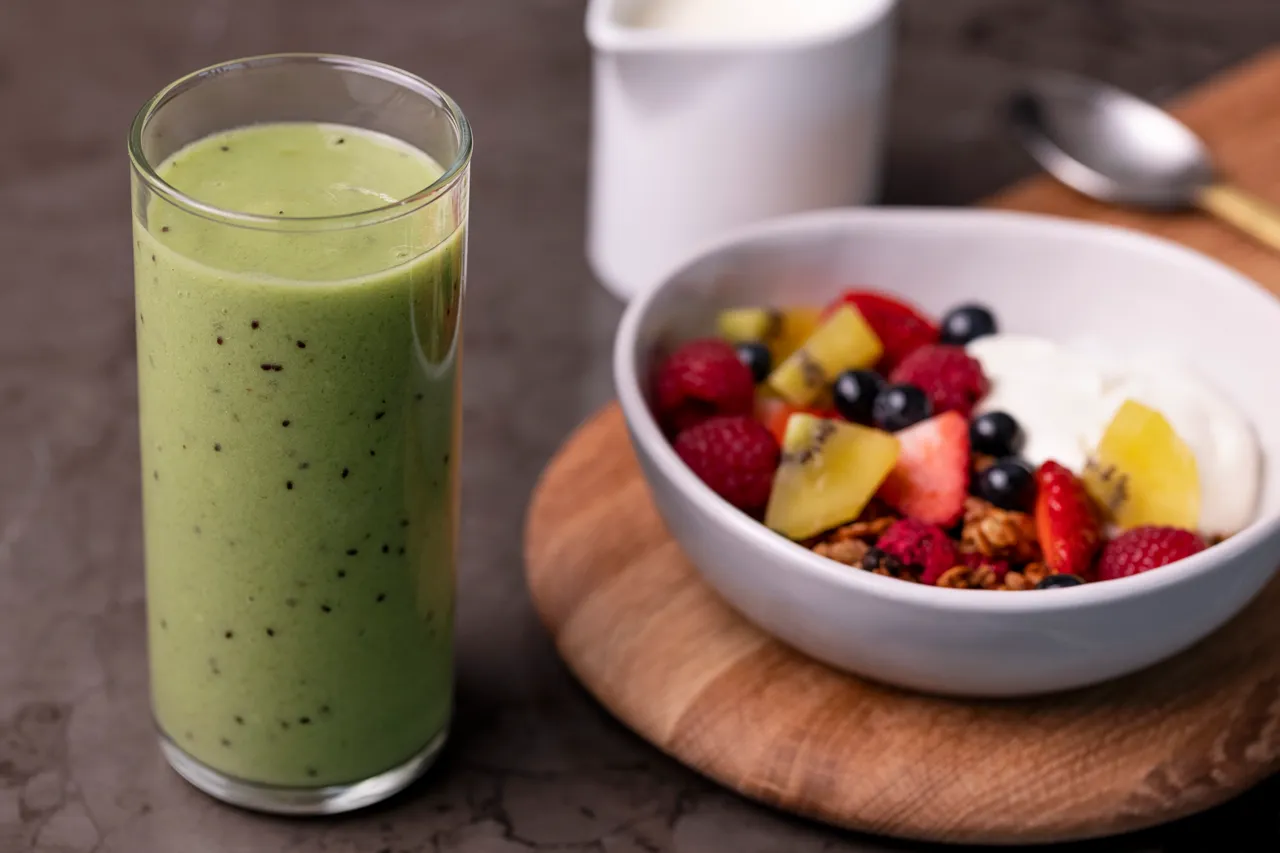 Kiwifruit Smoothie with Breakfast Bowl