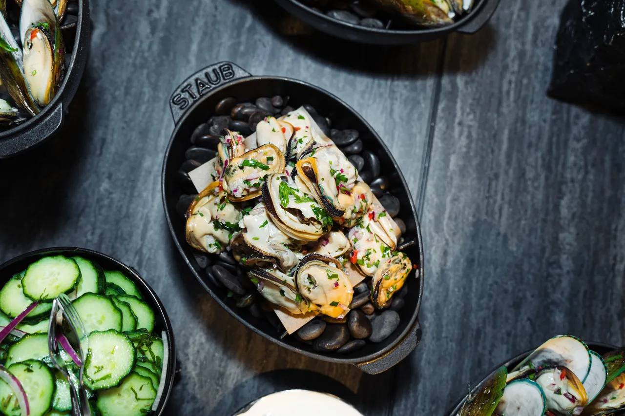  Steamed mussels with garnish