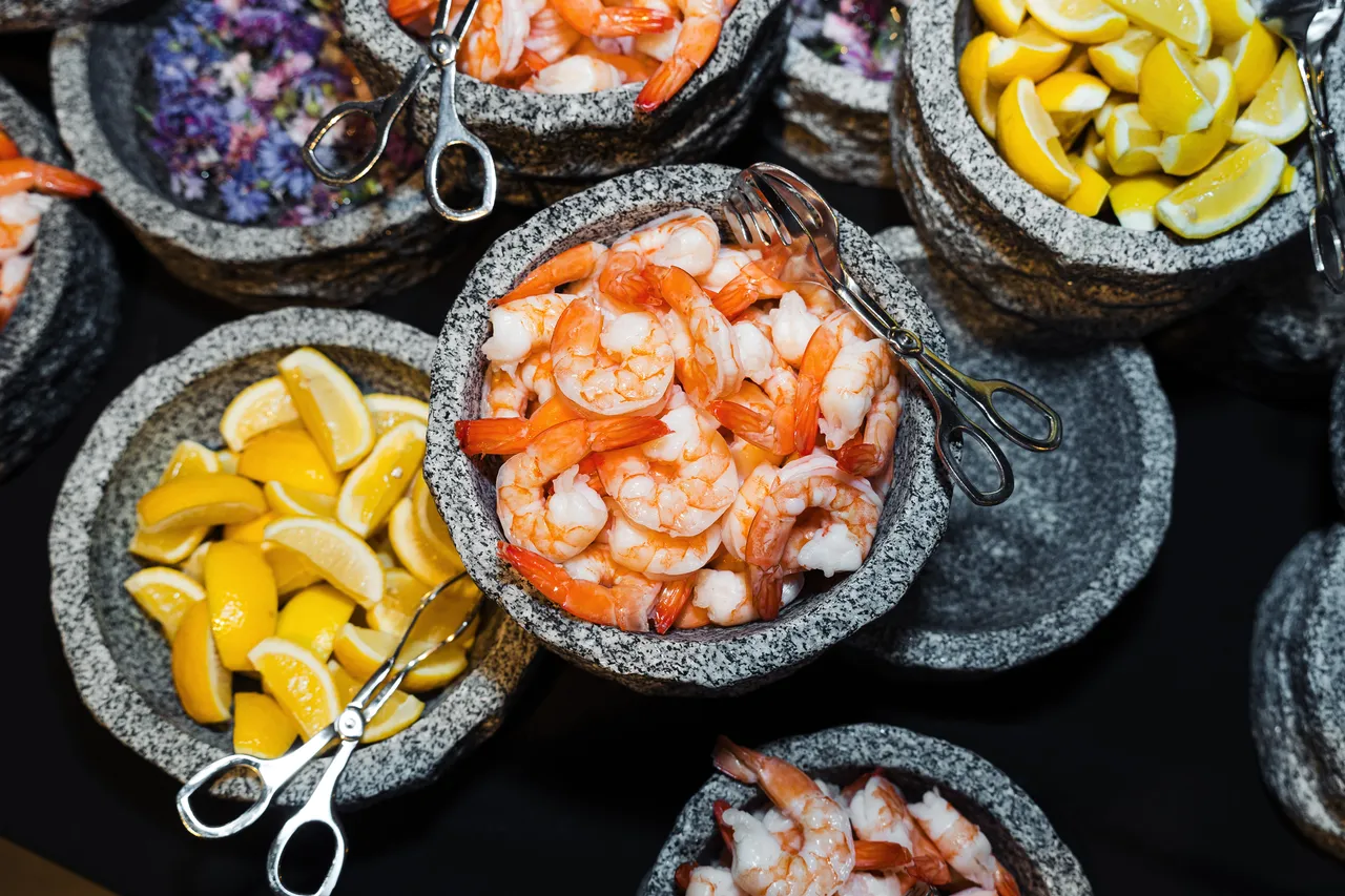 Prawns and lemon wedges