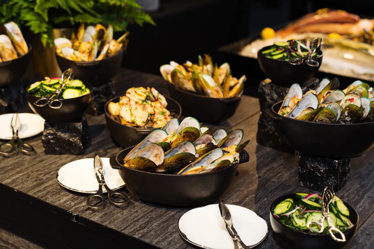 Plated mussels in shells