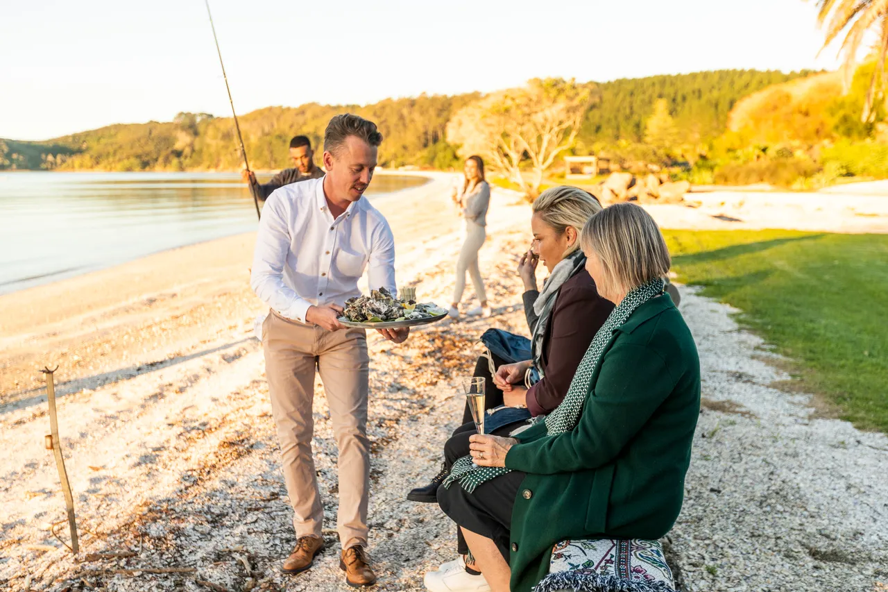 Delegates enjoy oysters