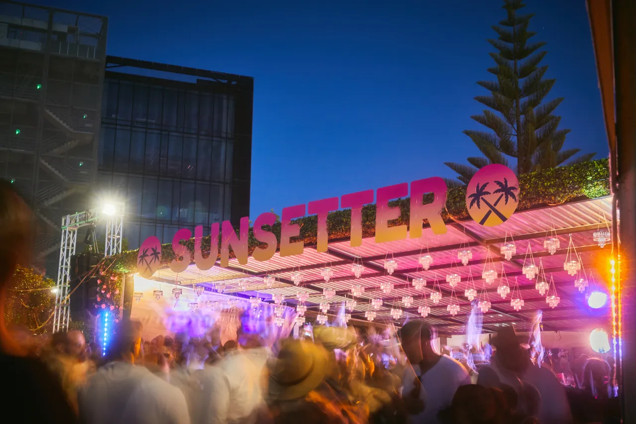 Sunsetter sign and crowd