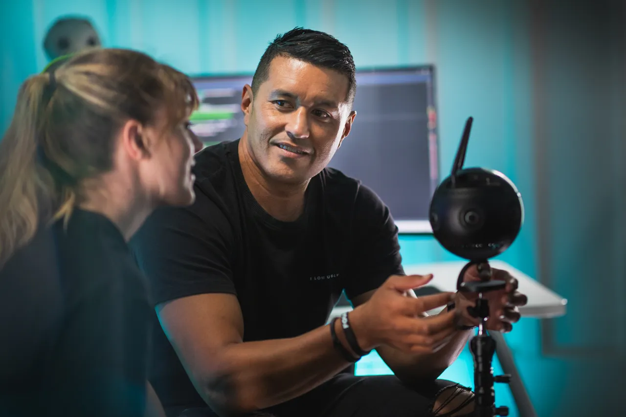Man showing woman 360 camera