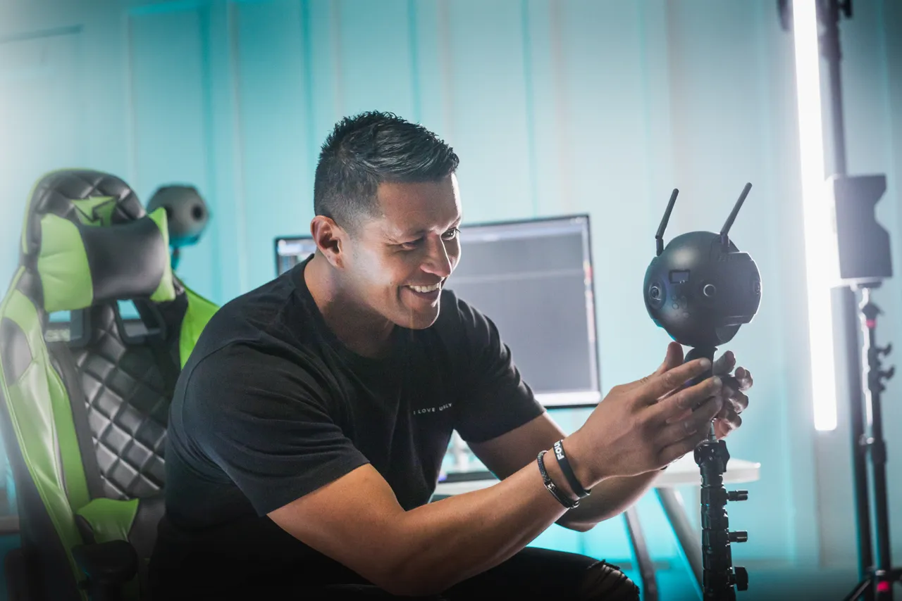 Man using 360 camera