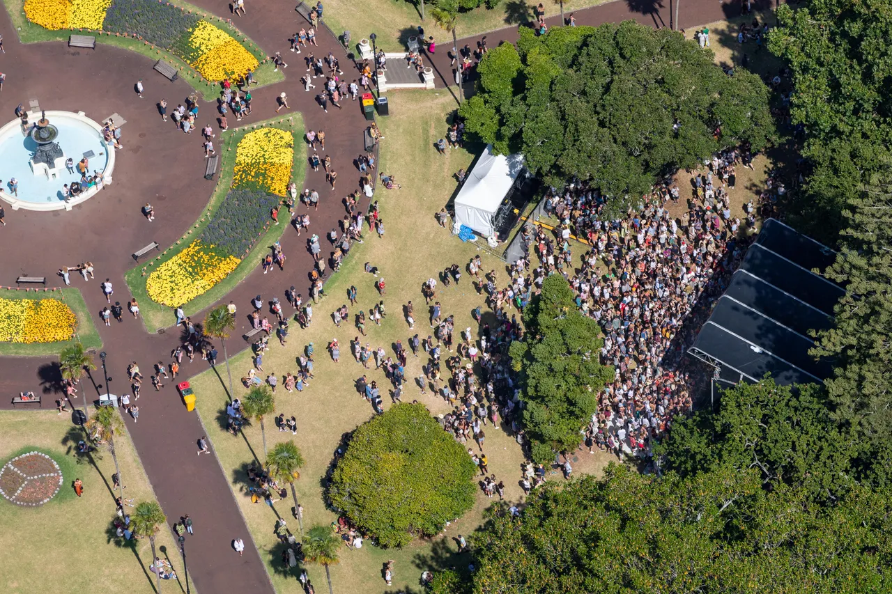 Crowds in Albert Park