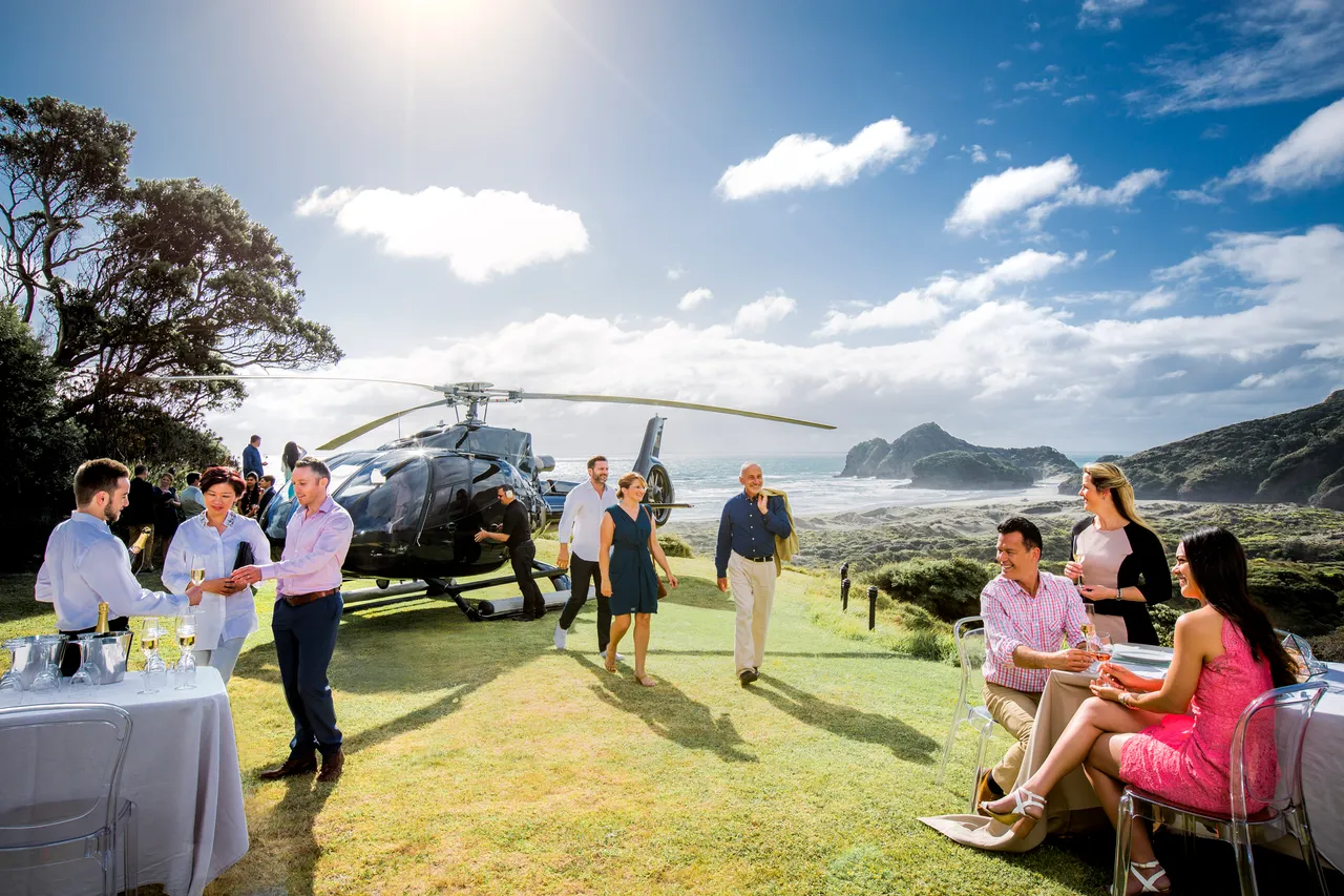 Delegates dining at Piha Beach, West Auckland