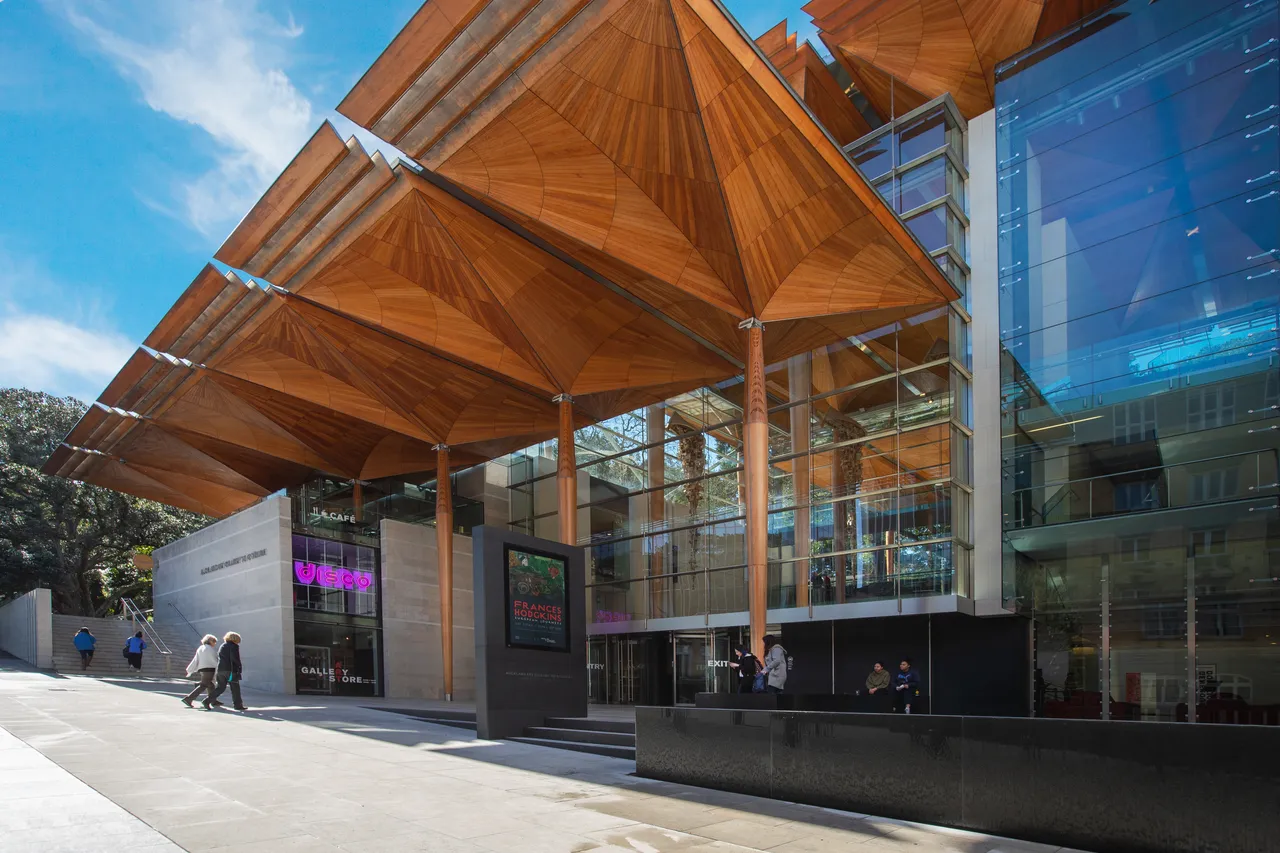 Auckland Art Gallery - Toi o Tamaki is the principal public gallery in Auckland. It frequently hosts travelling international exhibitions.