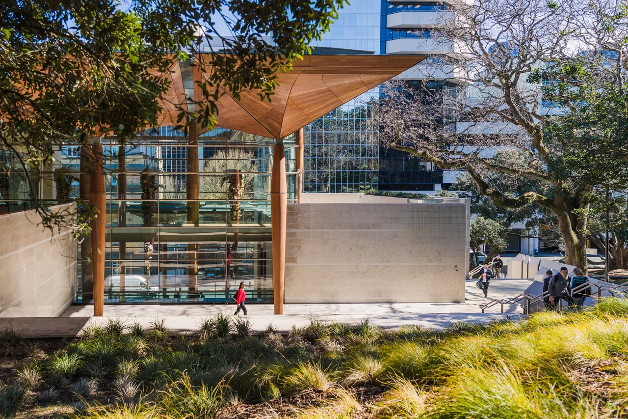 Auckland Art Gallery - Toi o Tamaki is the principal public gallery in Auckland. It frequently hosts travelling international exhibitions.