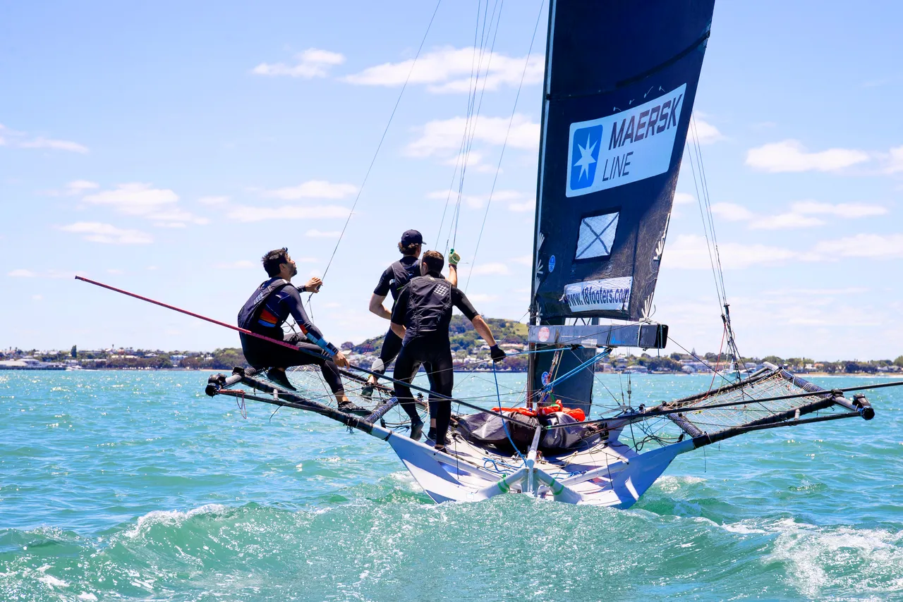 Crew sail 18′ Skiff on the Waitematā Harbour