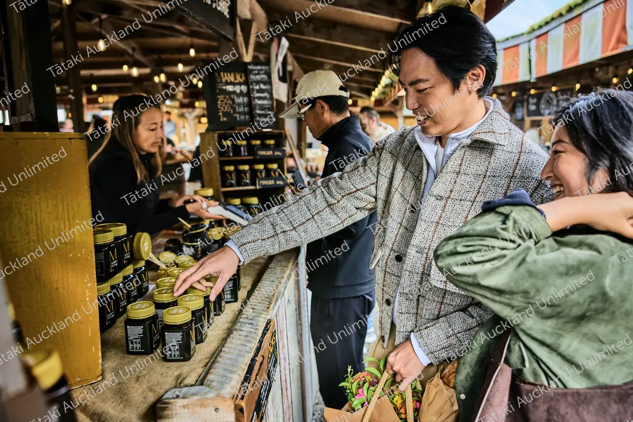 Couple explore Matakana Markets 