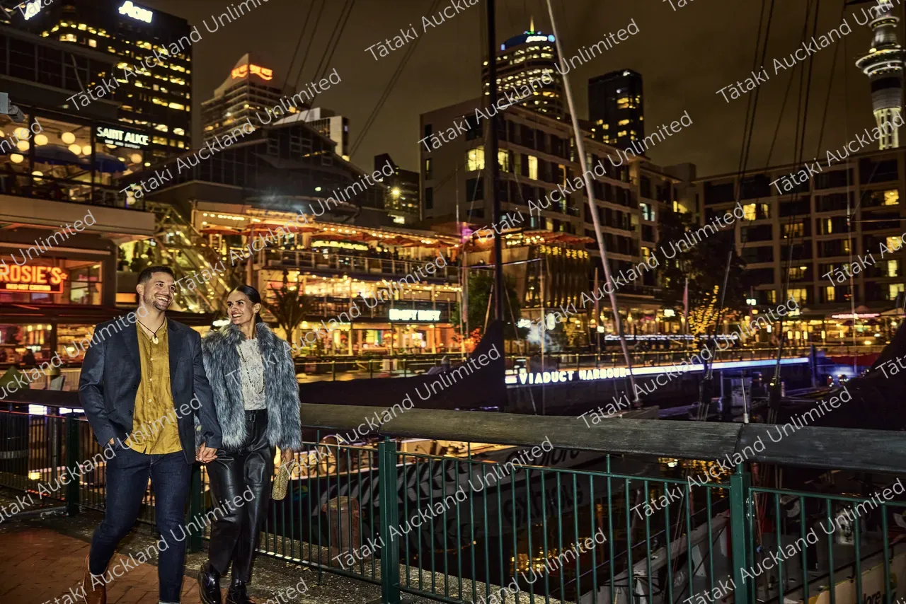 Couple enjoy the Viaduct at night 9