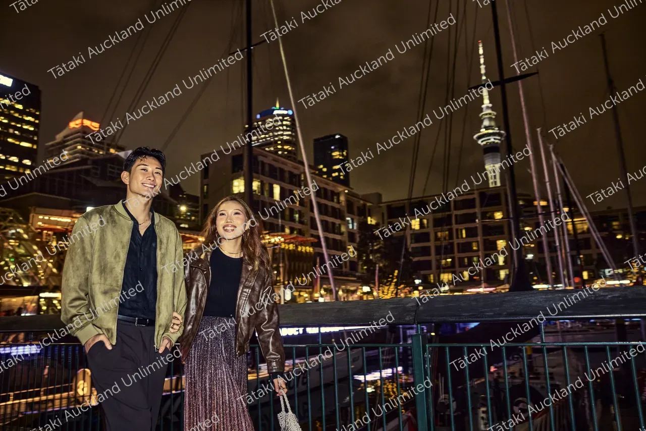 Couple enjoy the Viaduct at night 7