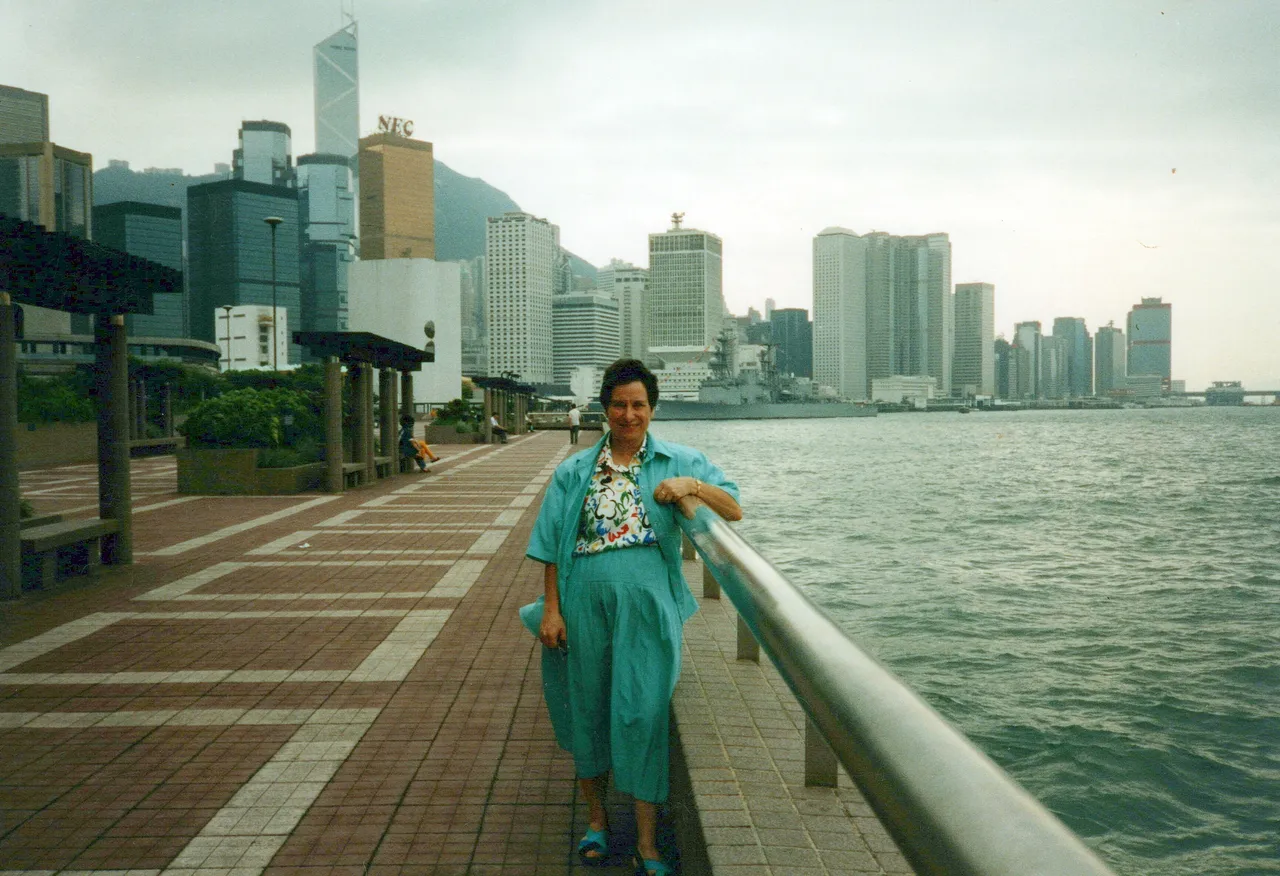 Sue in Hong Kong_0001_a