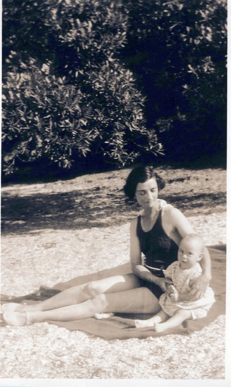 1938_Raye and Sue (aged 2)_0001_a