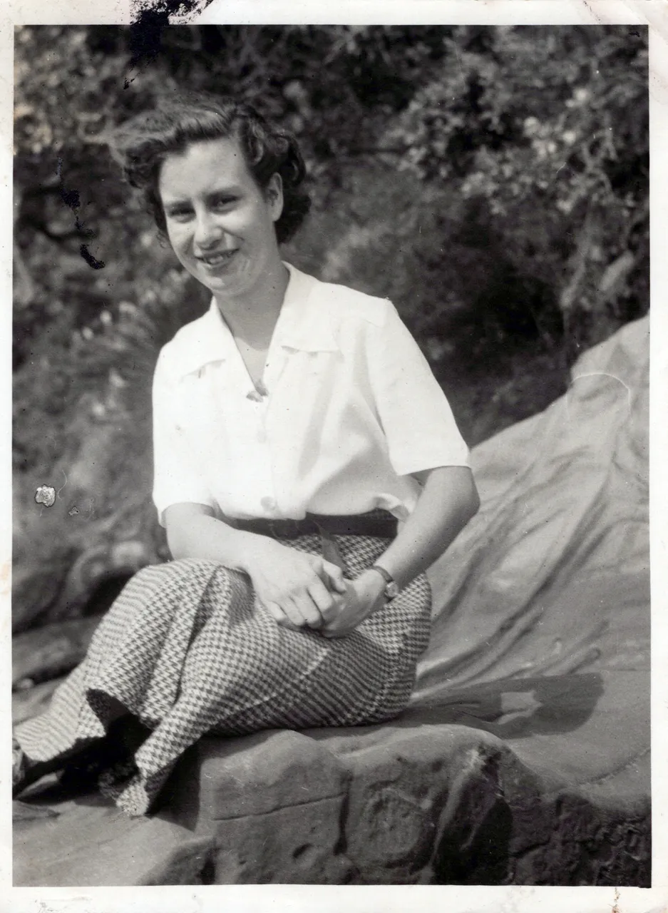 Sue as a young woman_0001_a