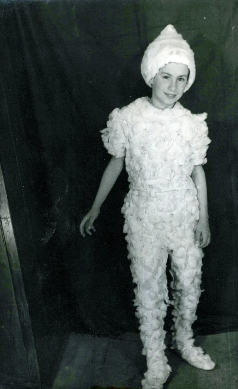 1945_Sue in costume made by Raye_0002_a