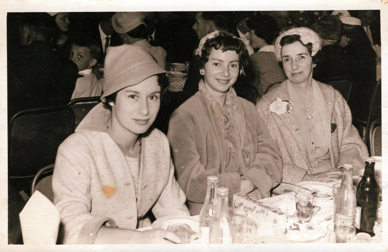 Renshaw Ladies Sue Judith and Raye_0001_a