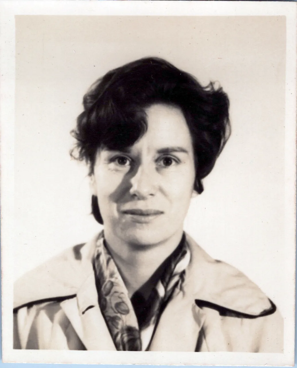 1964_April_Sue Vaassn Passport Ph by Rykenberg _0001_a