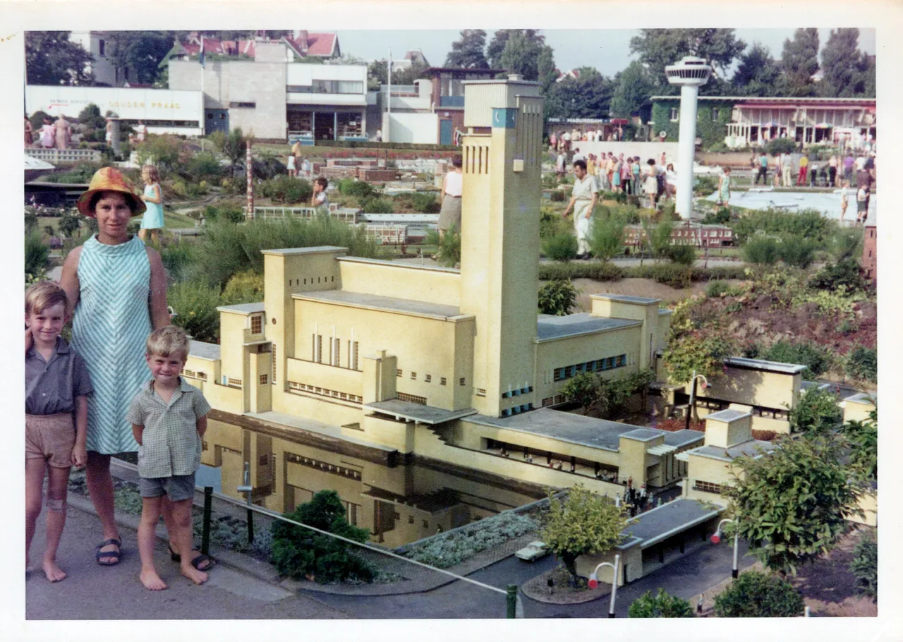 1969_Holland trip_0002_a