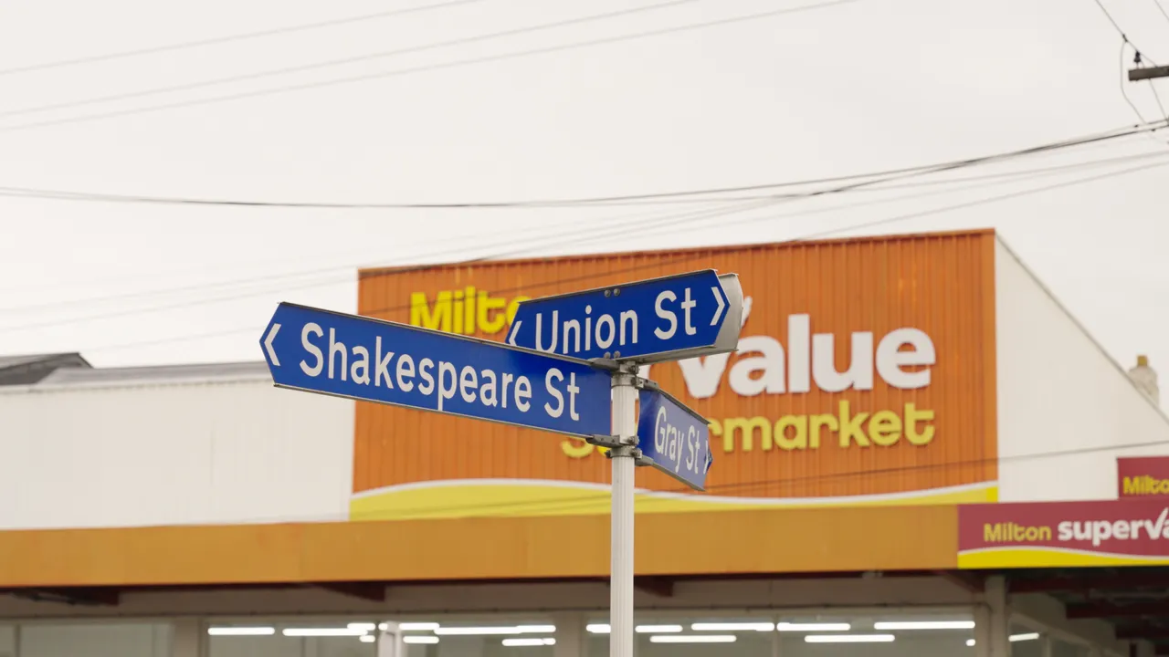 0624-Clutha-Milton-Signs-01