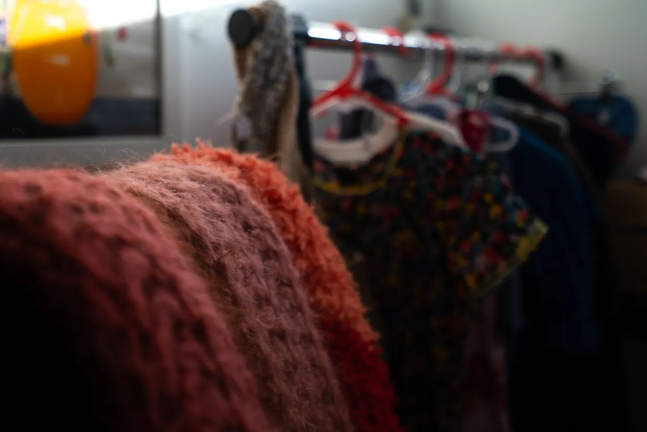 Rug and clothes rack with coat hangers
