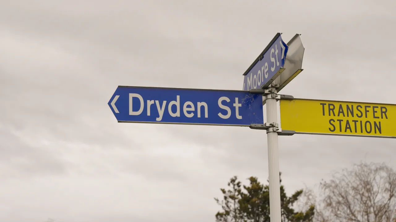 0624-Clutha-Milton-Signs-17