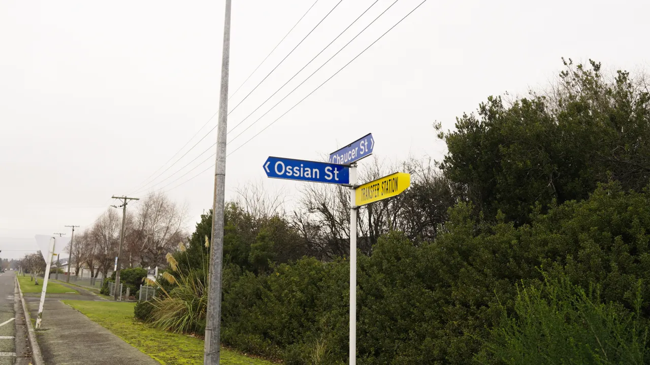 0624-Clutha-Milton-Signs-24