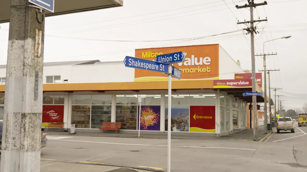 0624-Clutha-Milton-Signs-03